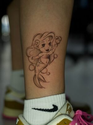 Cartoon Tattoo de la sirenita en el pie